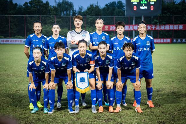 东契奇遭遇双人防守 努力制造巴格利犯规